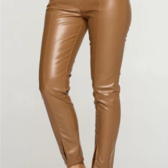Abercrombie & Fitch Tan Skinny Vegan Leather Pants.
#A028 - Picture 1 of 11